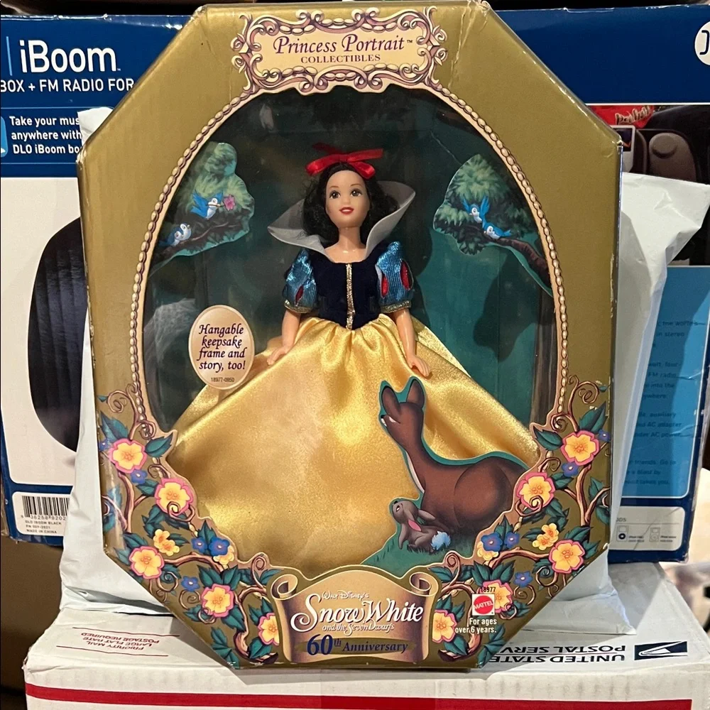 Mattel Snow White Princess Portrait Collectible Doll - Blue, Yellow, Red